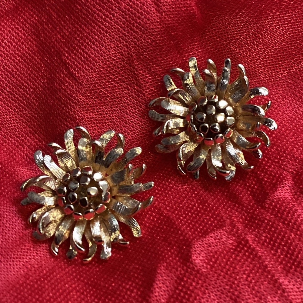 Vintage 1950s Monet Gold Cornflower Clip Earrings